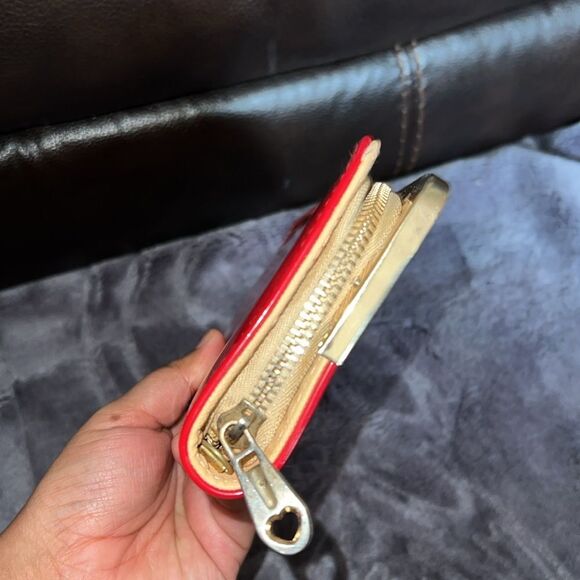 Elegant Red Wallet with Gold Accents - Picture 4 of 6